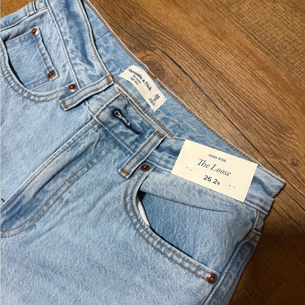 NEVER WORN - Abercrombie High Rise Jean “The Loose”
